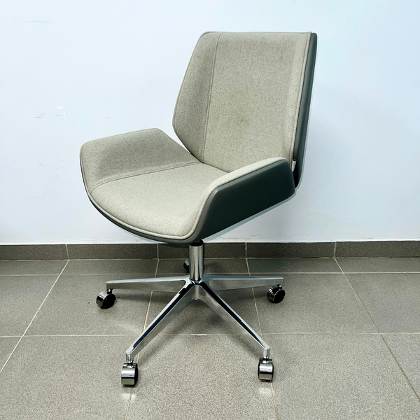 Silla tapizada en cuero y tela A261