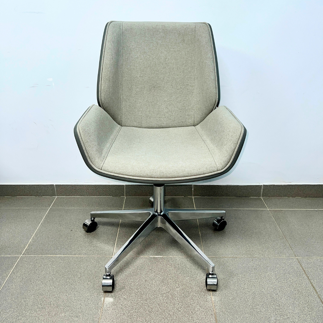 Silla tapizada en cuero y tela A261