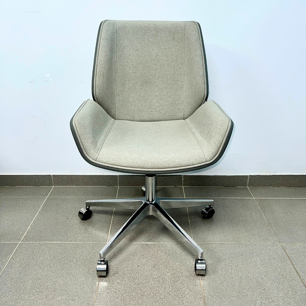 Silla tapizada en cuero y tela A261