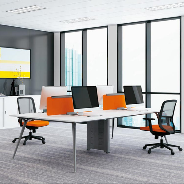 Escritorio operativo coworking de bases cromadas