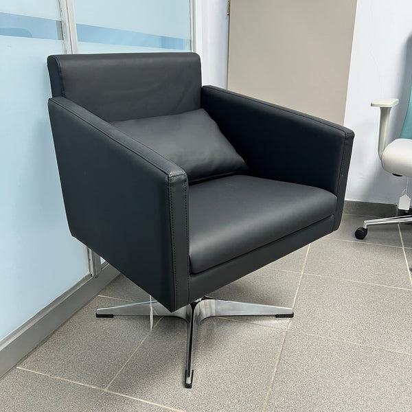 Silla giratoria tapizada en cuero