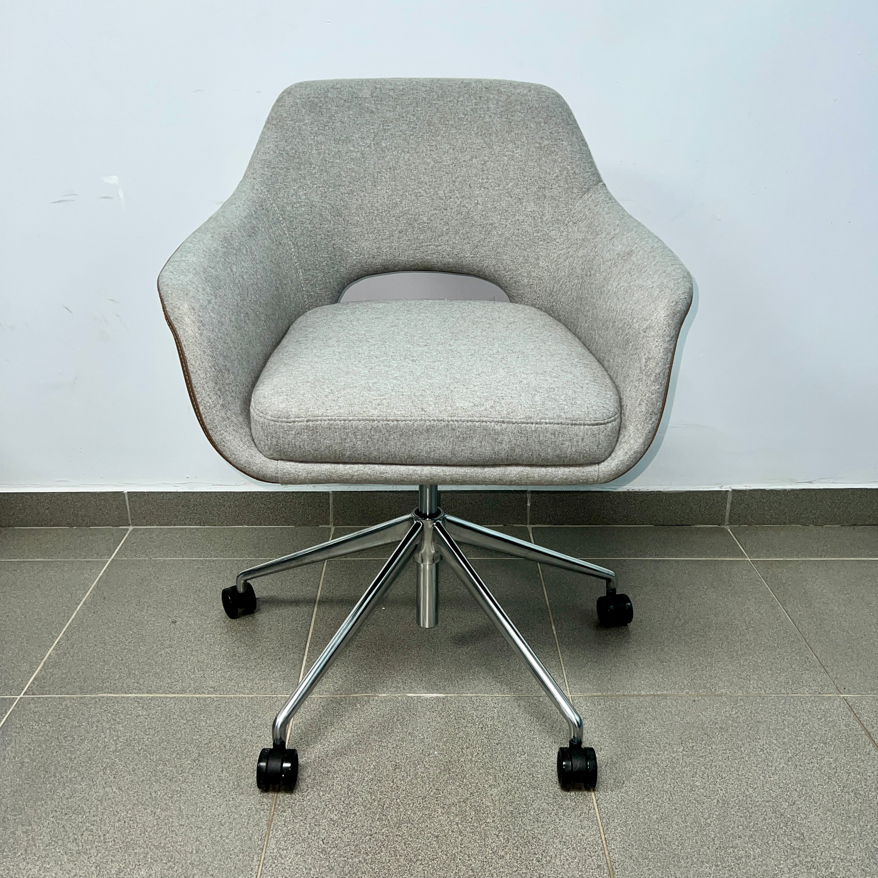 Silla de ruedas tapizada en tela y cuero (gris-marrón)