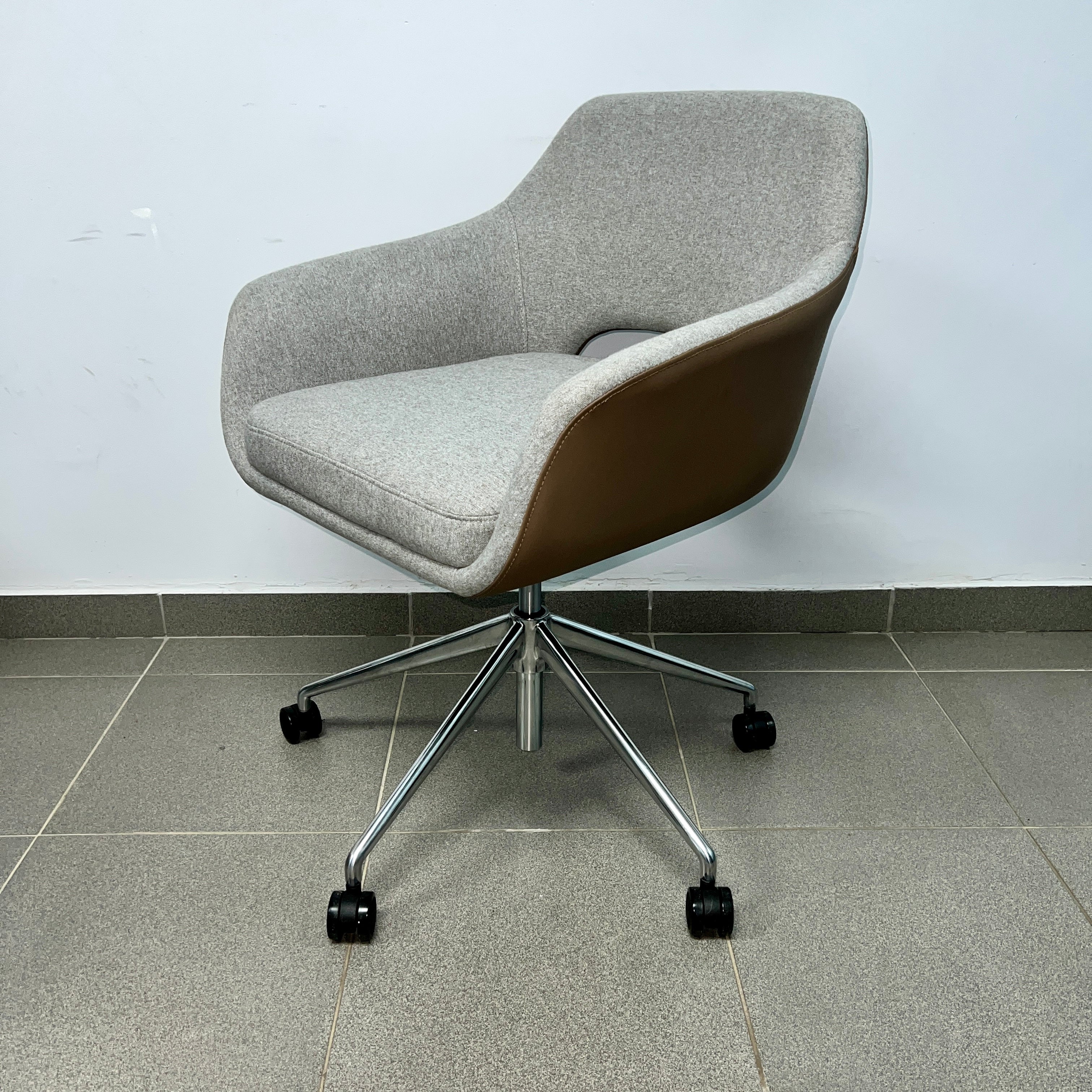 Silla de ruedas tapizada en tela y cuero (gris-marrón)