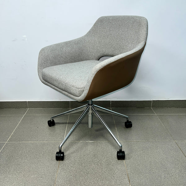 Silla de ruedas tapizada en tela y cuero (gris-marrón)