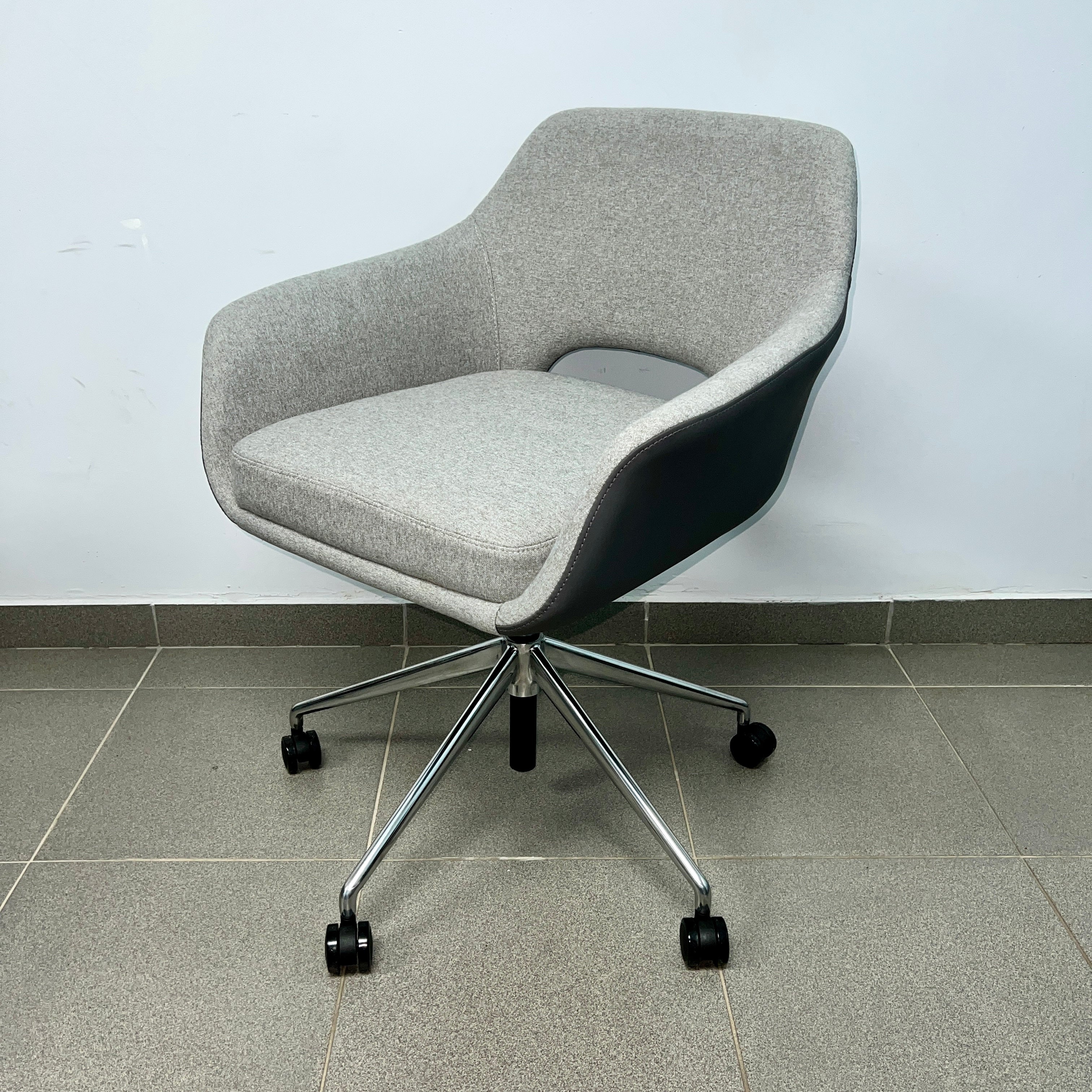 Silla de ruedas tapizada en tela y cuero (gris)