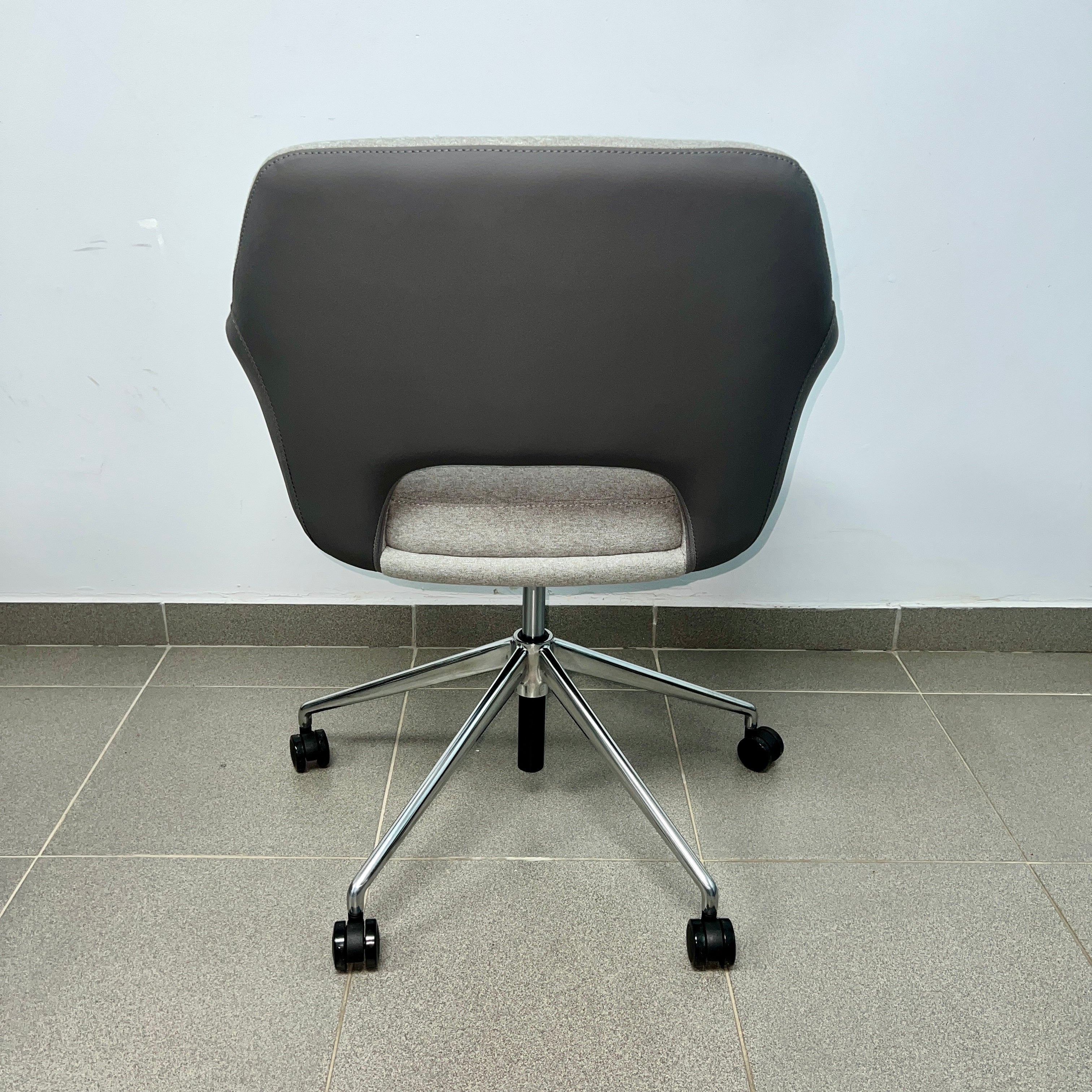 Silla de ruedas tapizada en tela y cuero (gris)