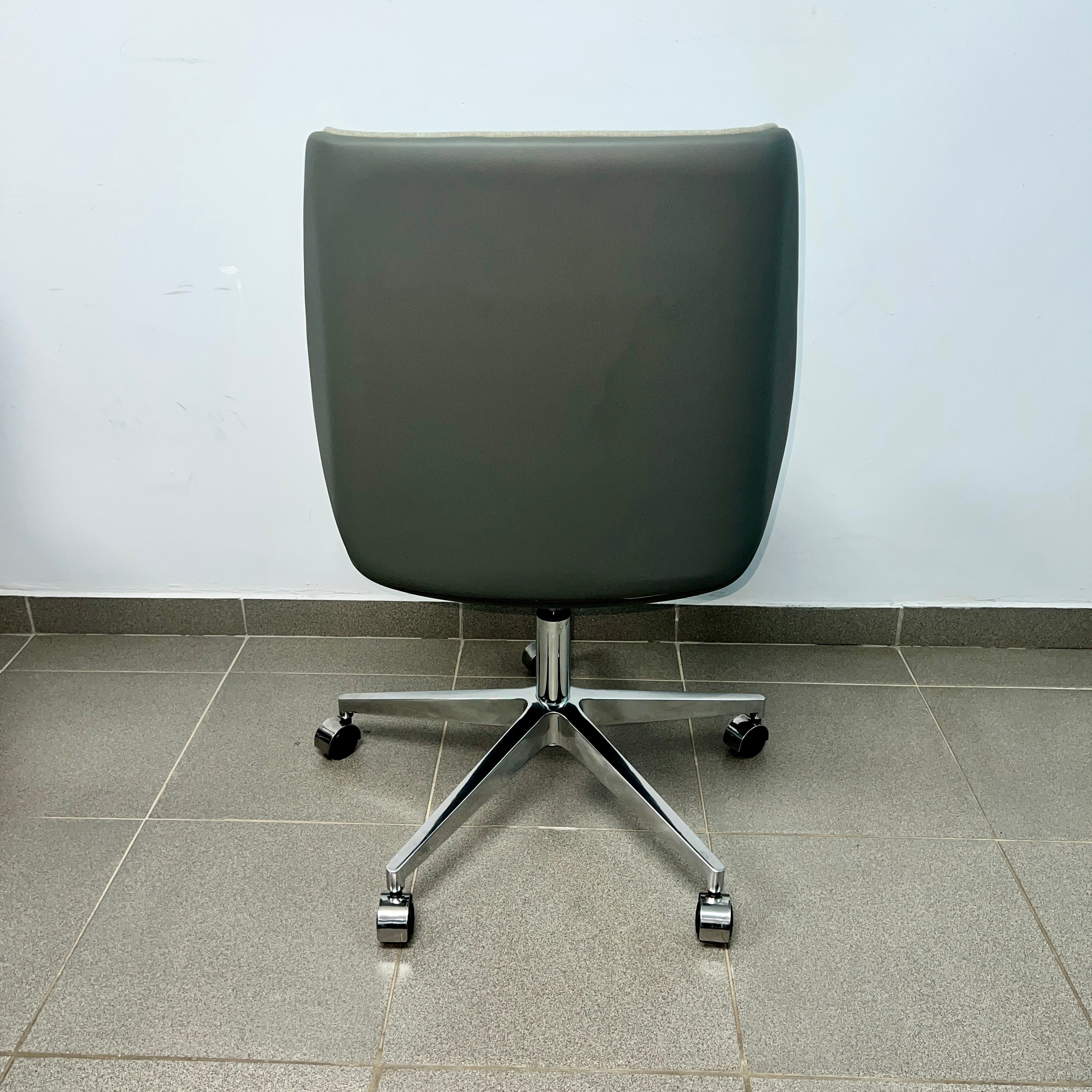 Silla tapizada en cuero y tela A261