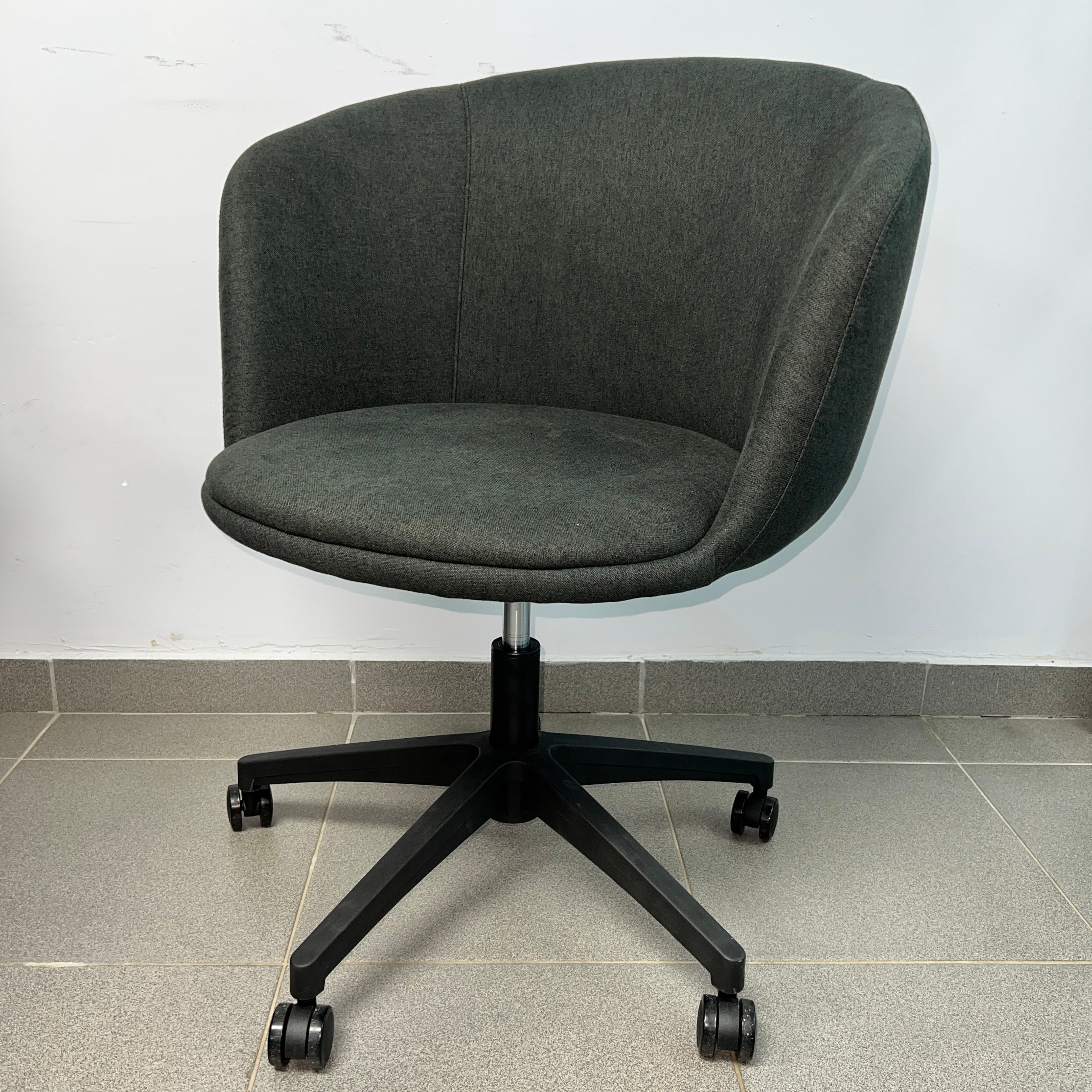 silla de oficina tapizada en tela