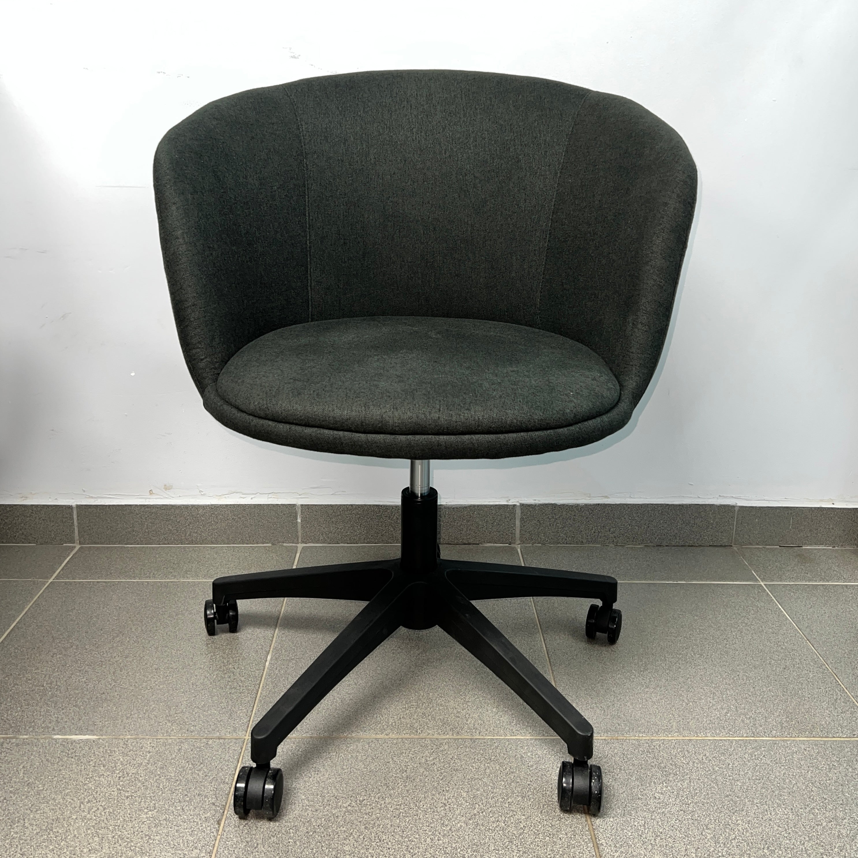 silla de oficina tapizada en tela