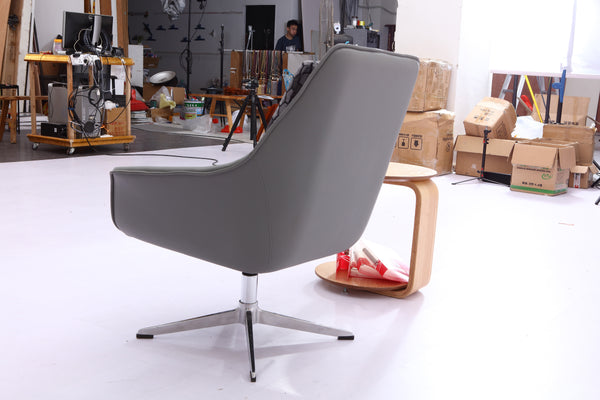 Poltrona tapizada en cuero