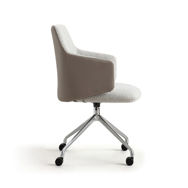 Silla de ruedas tapizada en cuero y tela