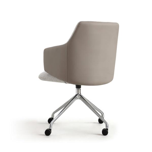 Silla de ruedas tapizada en cuero y tela